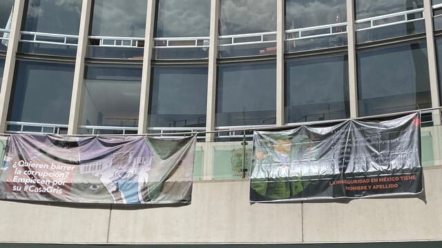 Manta en repudio a Felipe Calderón