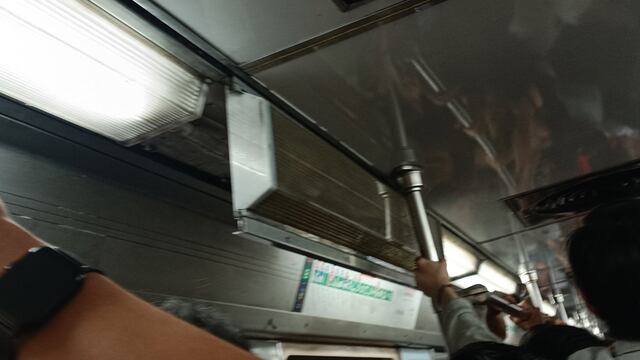 Lámpara suelta en vagón del Metro CDMX