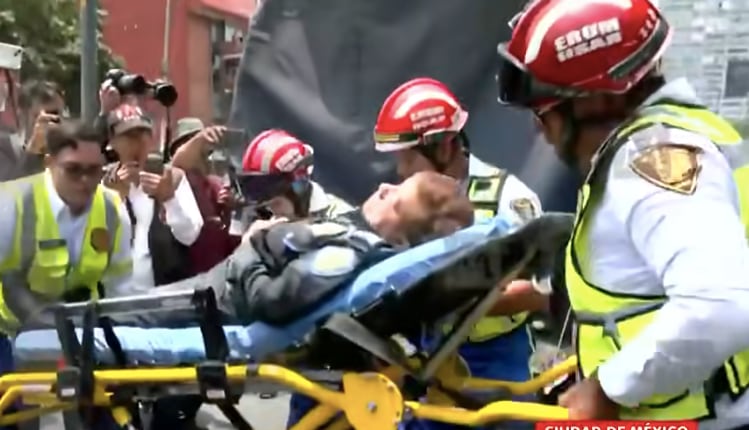 Mujer policía se desmaya durante actos vandálicos de la CNTE