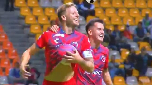 ‘Polaco’ Menéndez festejó con la bola por debajo de la camiseta-