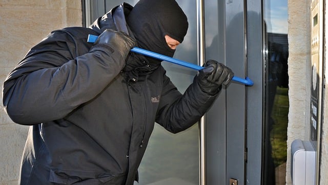 Ladrón roba una casa y deja una carta para disculparse