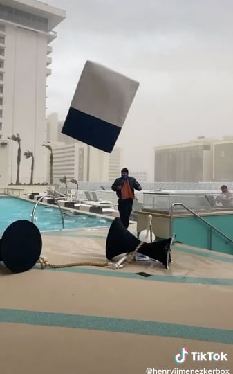 Colchón "vuela" con fuerte viento