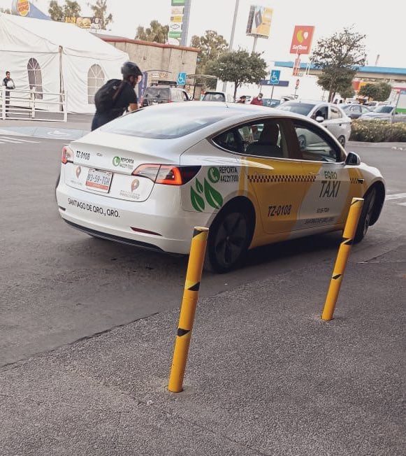 Foto: Taxi Tesla recorre calles de Querétaro