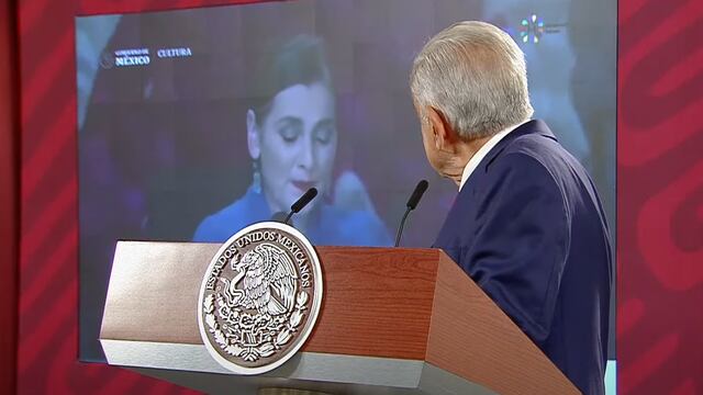 AMLO escucha el discurso de Beatriz Gutiérrez en la conferencia mañanera