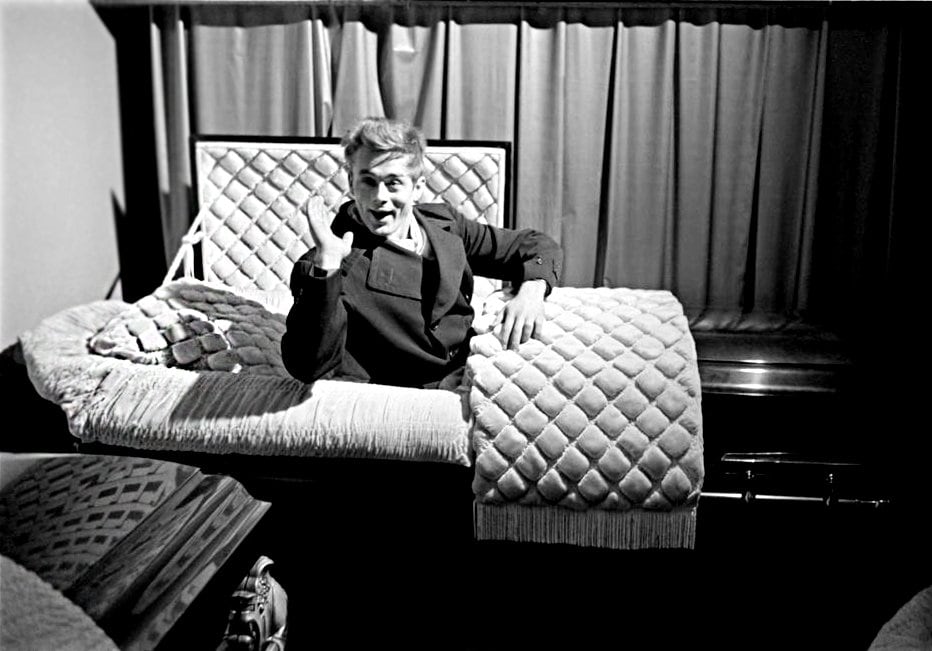 James Dean en un ataúd
