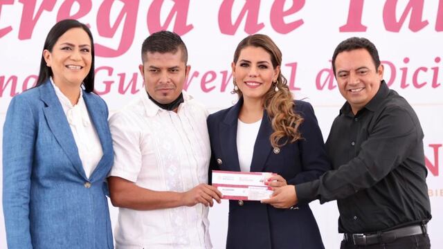 Ariadna Montiel y Evelyn Salgado encabezan la entrega de tarjetas de Pensión Universal