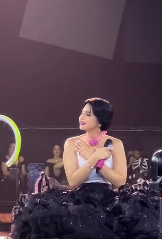 Ángela Aguilar se hinca para recibir ovación de pie.