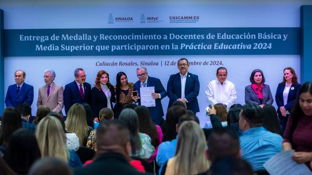 Rubén Rocha entrega estímulos a maestros