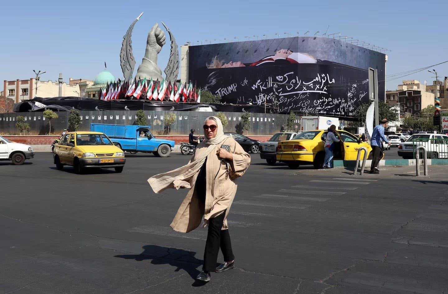 Mural en Irán muestra al presidente de Estados Unidos en un ataúd