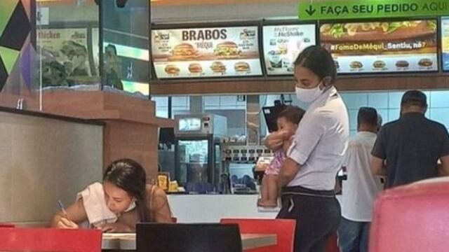 Gerente de McDonald’s carga a bebé