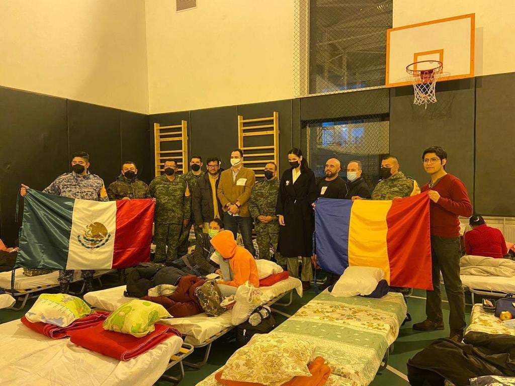 mexicanos evacuados de Ucrania en un albergue de Rumania