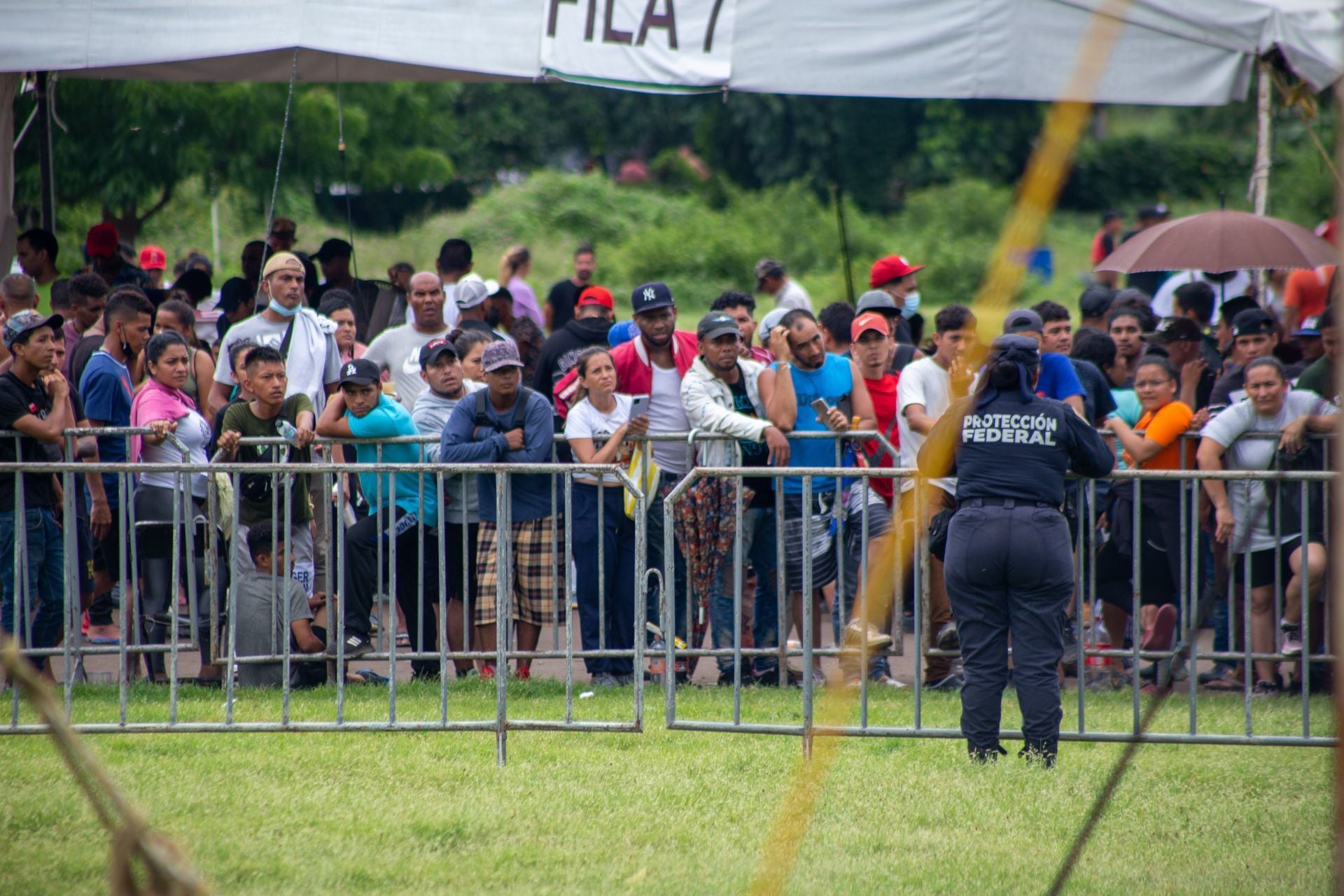 Migrantes venezolanos varados en la comunidad de San Pedro Tapanatepec