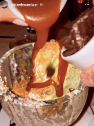 Alejandro Speitzer disfruta de un postre con misteriosa mujer