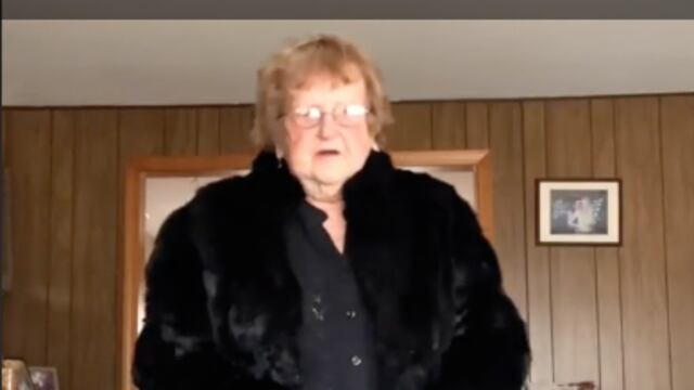 Abuelita asiste al funeral del ex con su mejor outfit