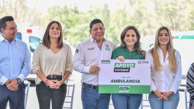 Ricardo Gallardo entrega 33 ambulancias