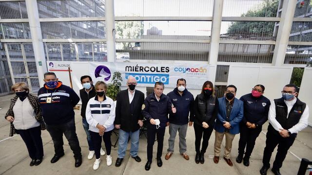 Alcalde de Coyoacán en la entrega de nuevos camiones