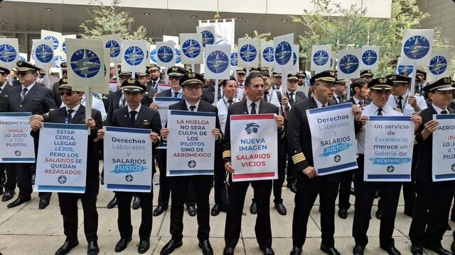 Pilotos de ASPA manifestándose a las afueras del Aeroméxico