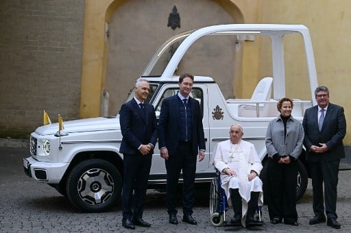 Entregan papamóvil eléctrico a Papa Francisco