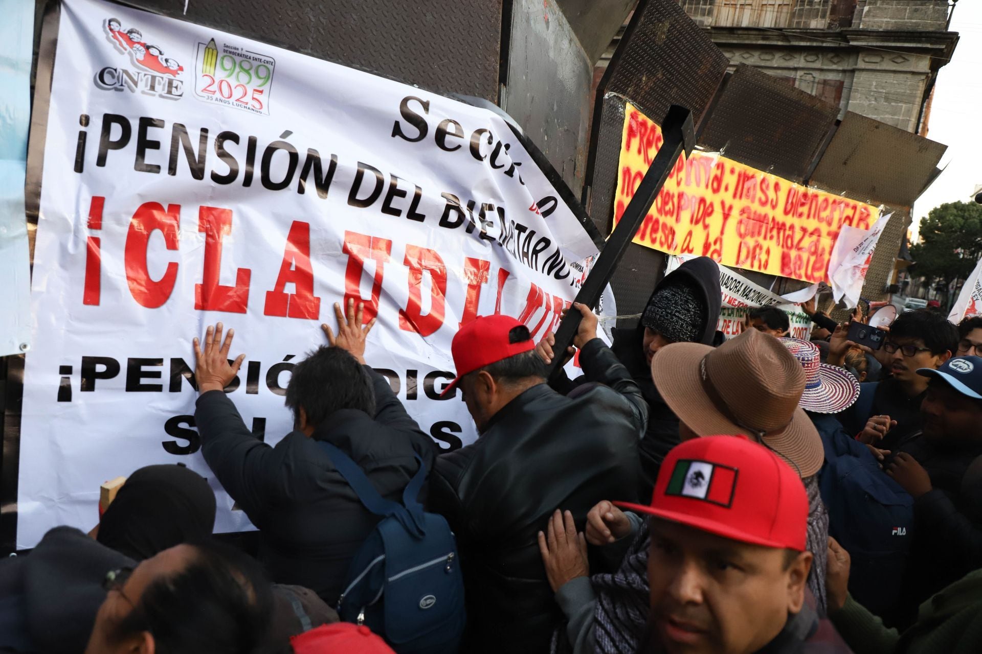 Maestros de la CNTE fueron recibidos con gases lacrimógenos cuando protestaban alrededor de Palacio Nacional