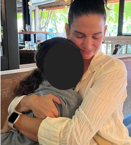 Natalia Jiménez junto a su hija