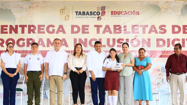 Javier May entrega tabletas electrónicas a alumnos en Tenosique