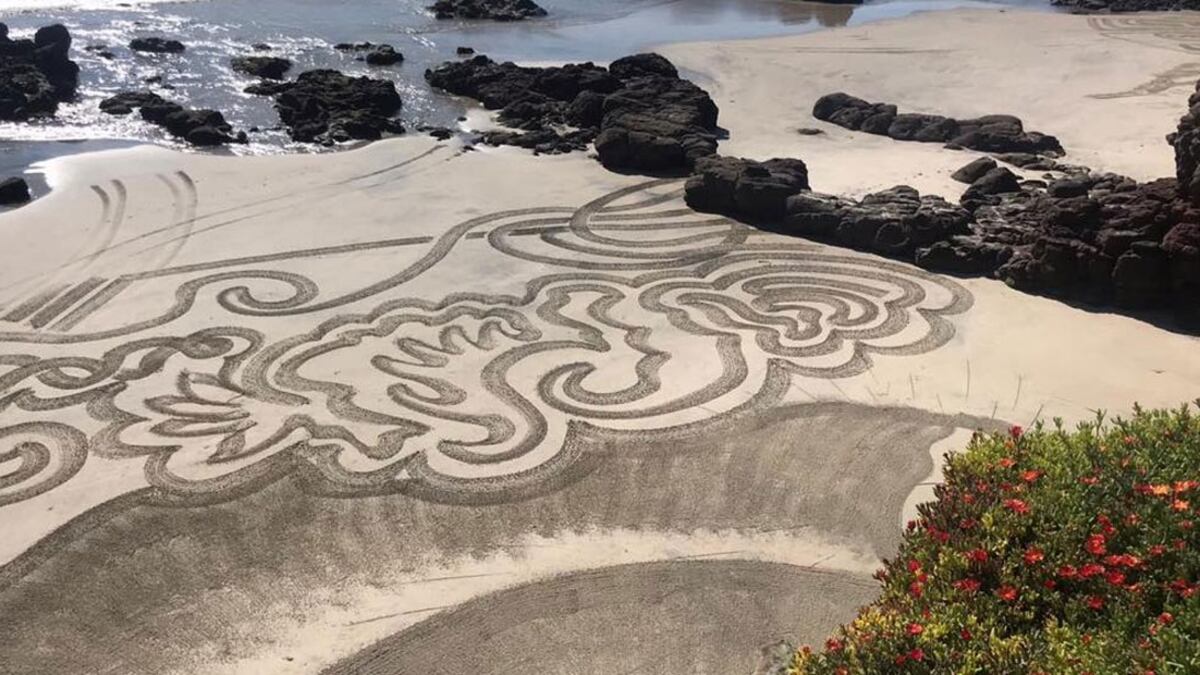 Aparecen extrañas figuras en playas de México