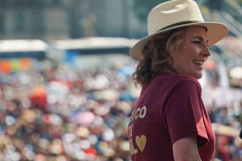 Edy Smol halaga a Beatriz Gutiérrez por usar su diseño en marcha de AMLO