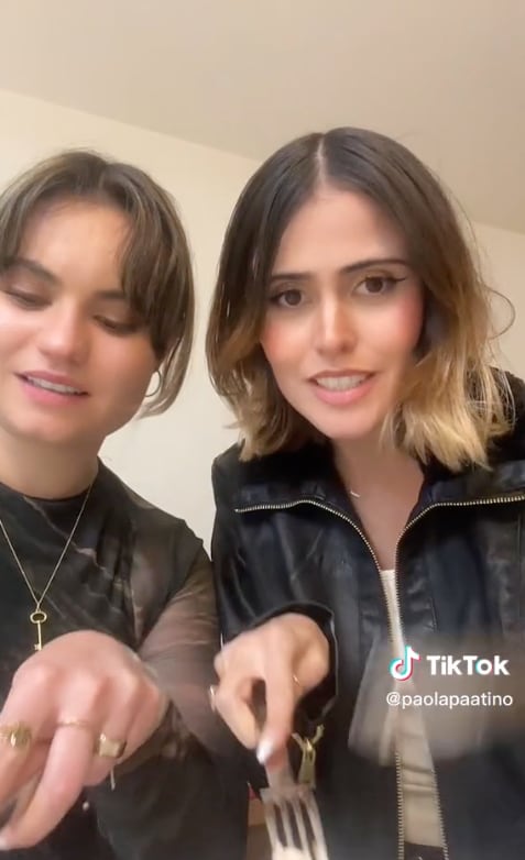 Influencers mexicanas prueban las gorditas