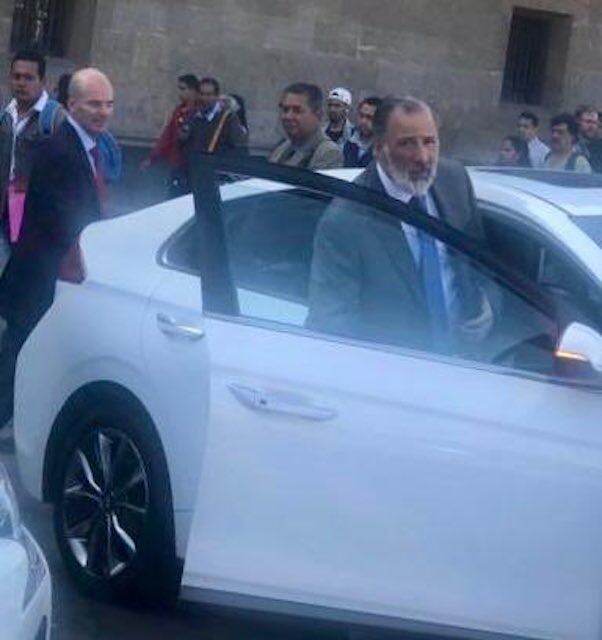 José Antonio Meade y José Antonio González abordan un auto estacionado frente a Palacio Nacional.