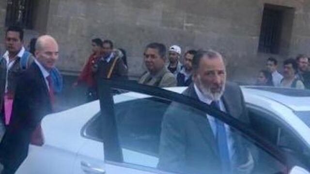 José Antonio Meade y José Antonio González abordan un auto estacionado frente a Palacio Nacional.