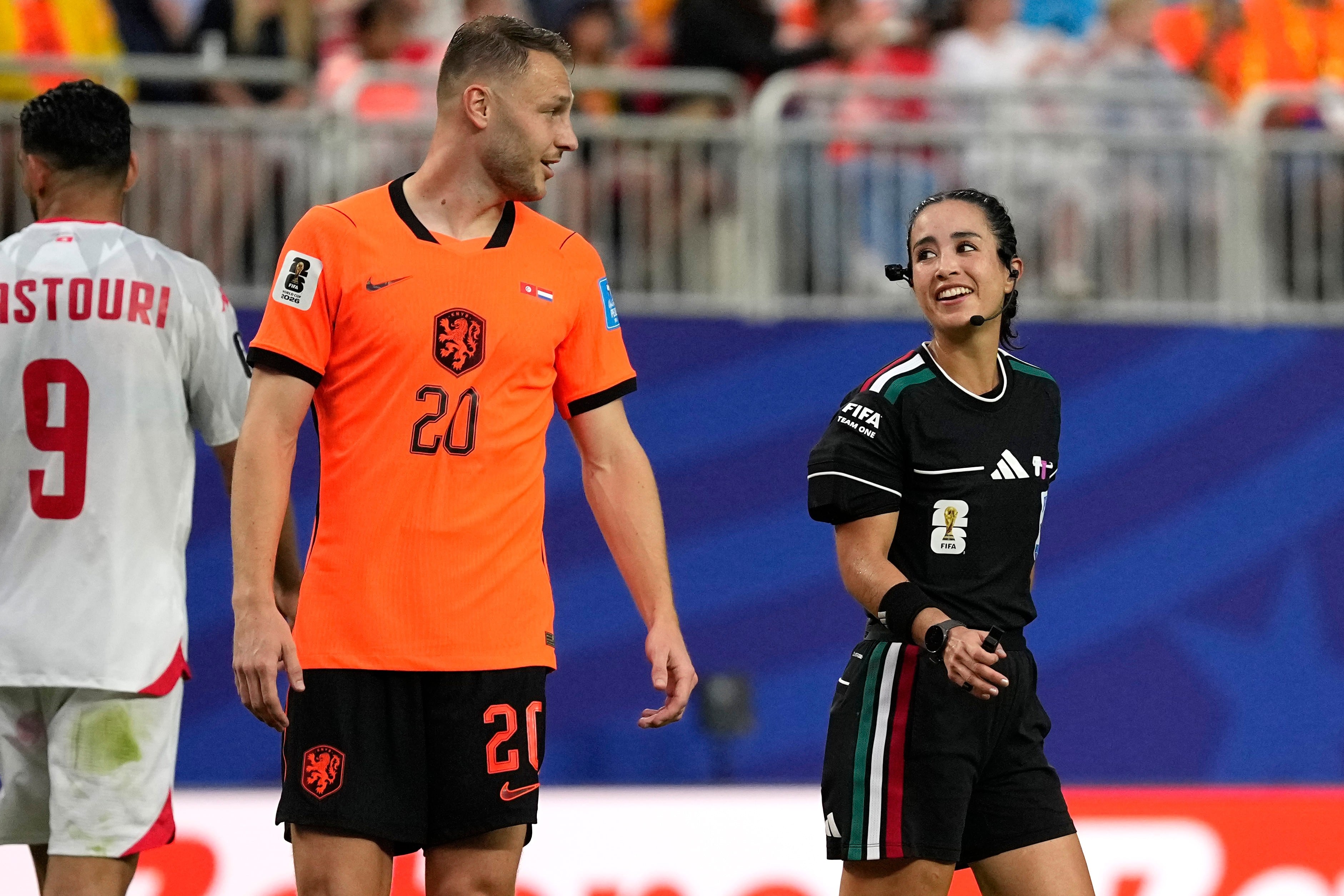 Nathan Aké choca con Katia Itzel García en el partido de Países Bajos - Túnez en el Mundial 2026