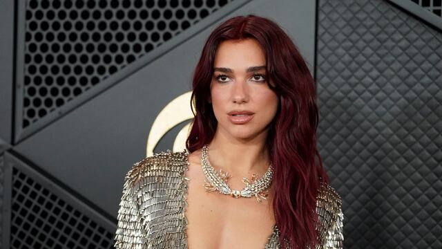 Dua Lipa en los Premios Grammy 2024.