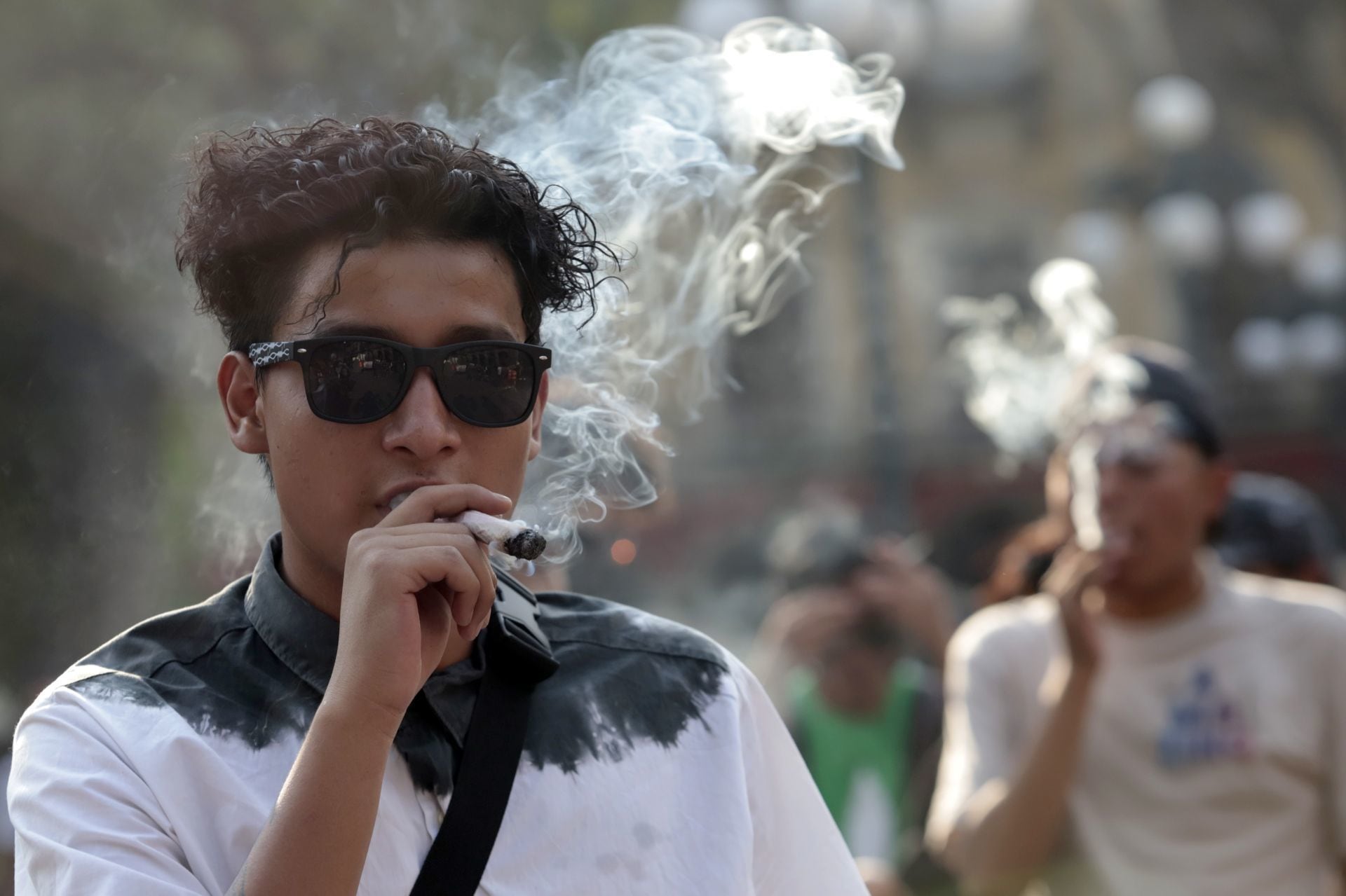 Persona fumando marihuana