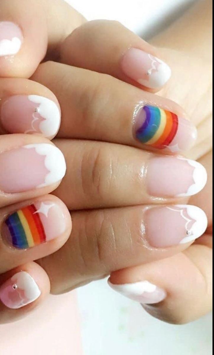Diseños de uñas para el verano: arcoíris