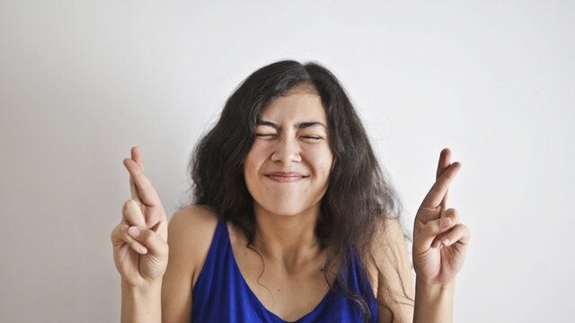 Mujer pidiendo suerte