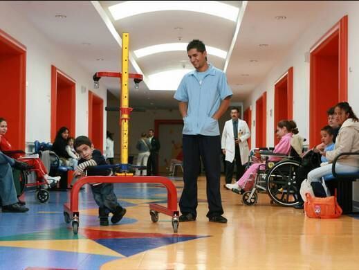 Hoy es el Teletón, que además de atender a niños con discapacidad, atiende a niños con cáncer
