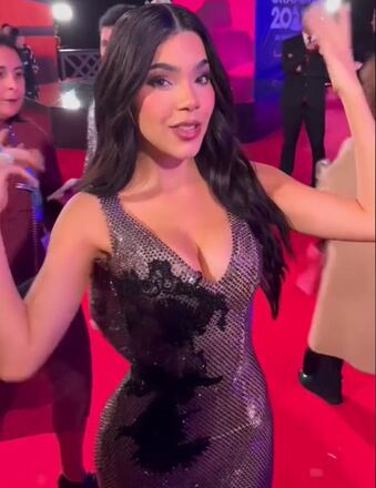 Kenia Os deslumbra con un vestido transparente en los Premios Latin Grammy 2023