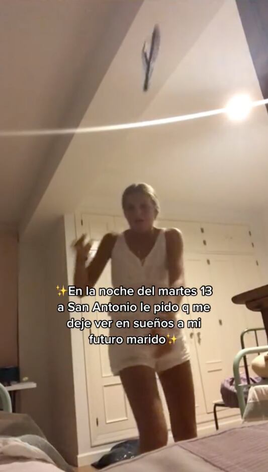 Jóvenes haciendo el ritual de San Antonio