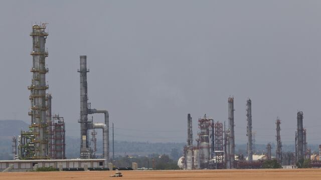 Refinería de Pemex. Limpieza de terreno para la nueva construcción.
