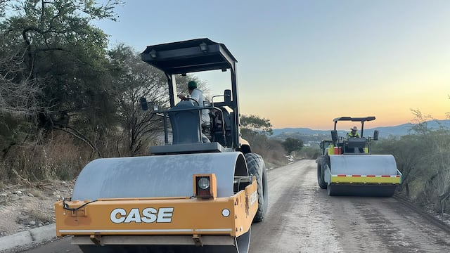 La SICT Puebla avanza en la rehabilitación de 5.5 km de la carretera Albino Zertuche.