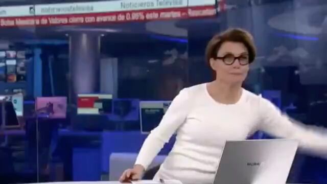 Denise Maerker arroja su celular en vivo