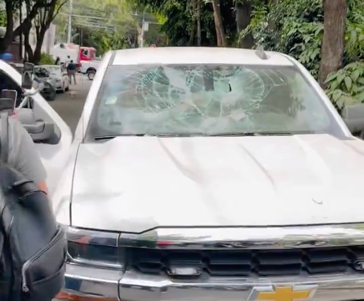 Un grupo de 25 hombres destruyó la camioneta de una mujer personal de la alcaldía Cuauhtémoc