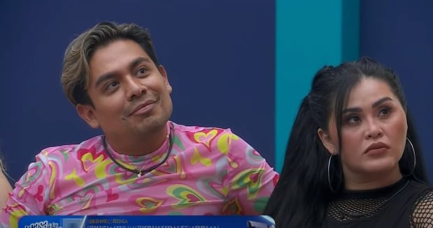 Ricardo Peralta y Gomita mientras escuchan el comunicado de la jefa en La Casa de los Famosos México 2024.