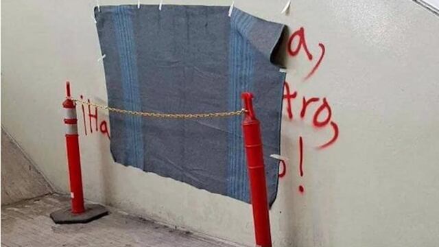 Graffiti tapado con cobija en metro de Monterrey