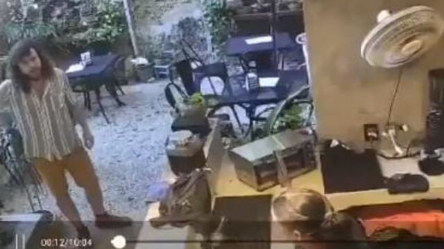 Video del español que amenazó a una mujer y causó destrozos en restaurante de Mérida