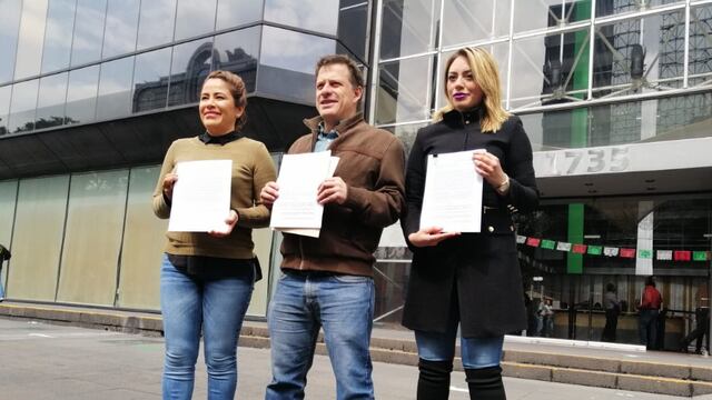 Perredistas posan con denuncia contra Manuel Bartlett.