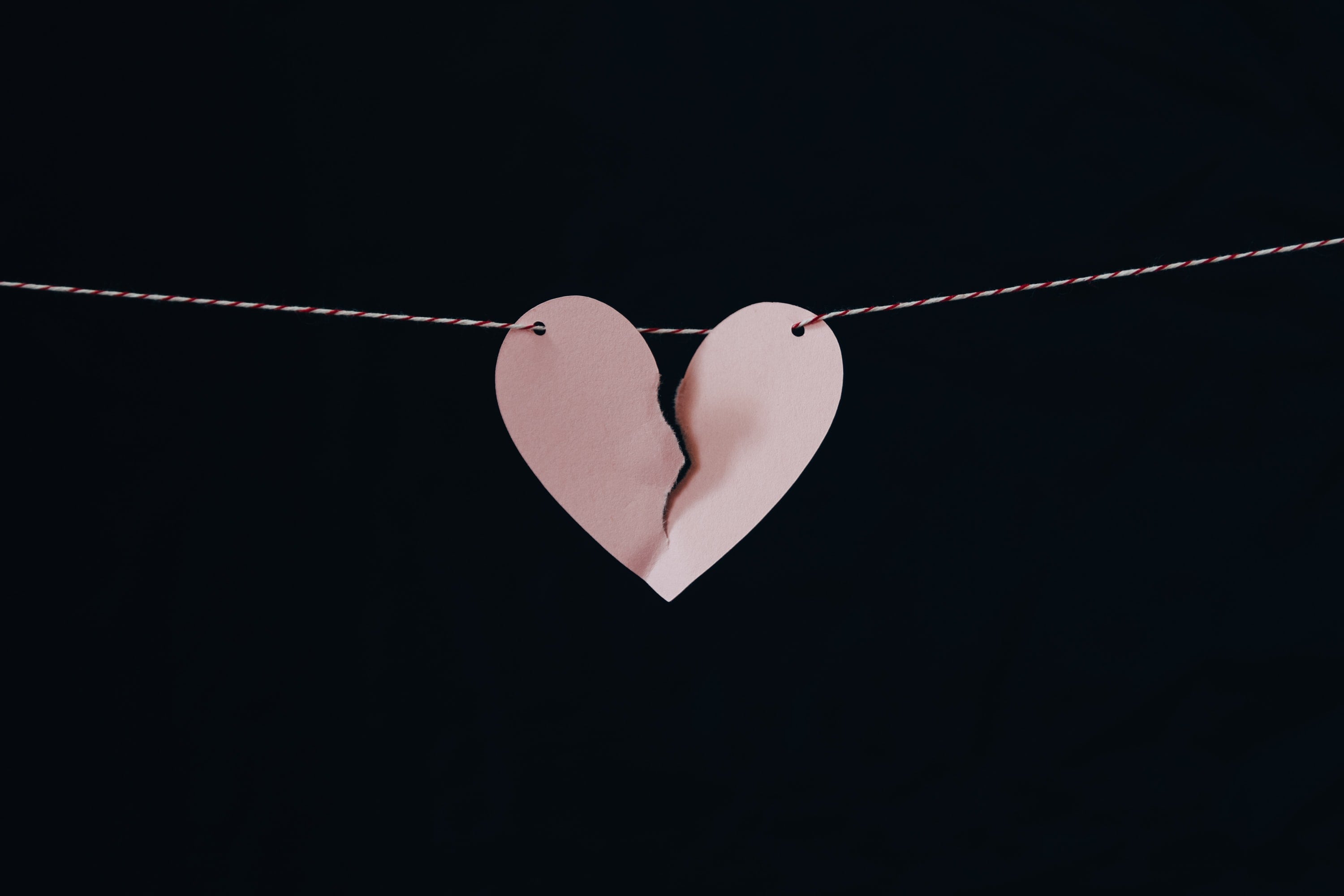 Corazón roto de papel