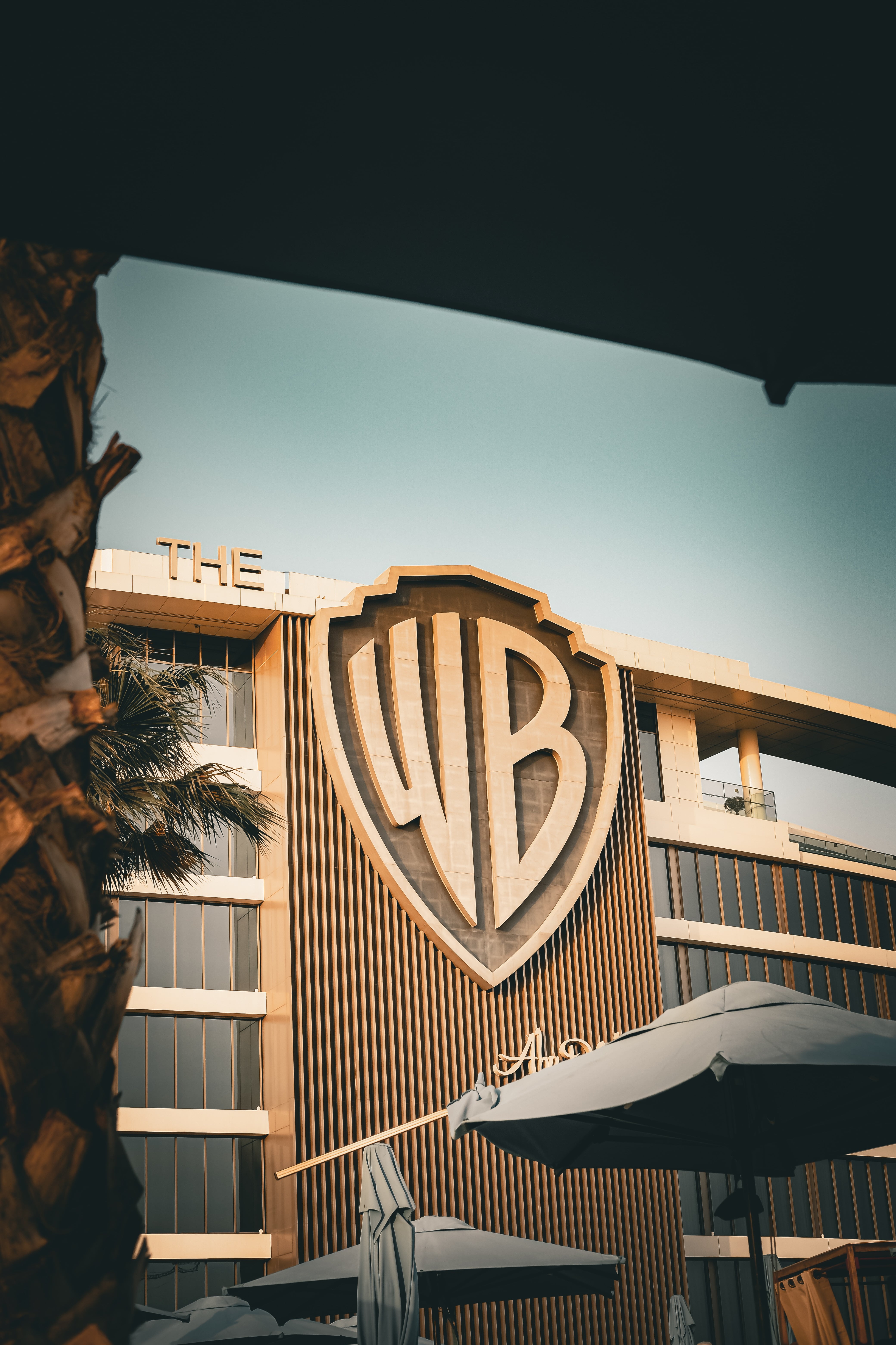 Warner Bros demanda a Midjourney