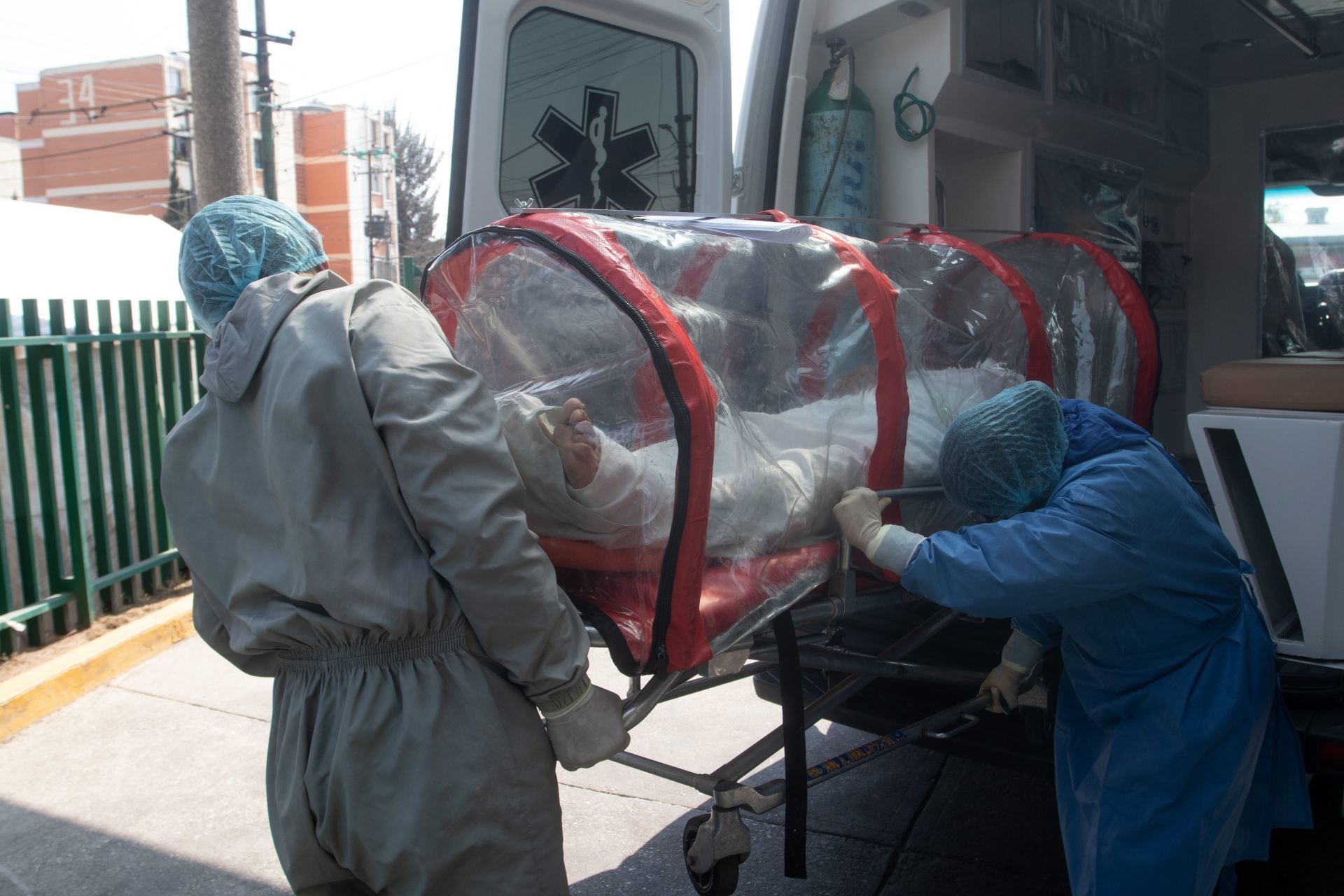Paramédicos de ambulancias realizaron un traslado de un paciente con Covid-19