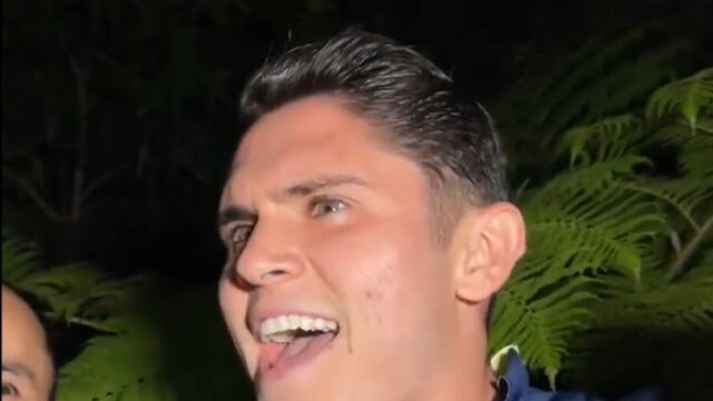 Israel Reyes cantando en el Club América
